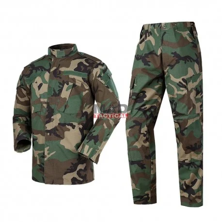 Uniforme modelo ACU Woodland
